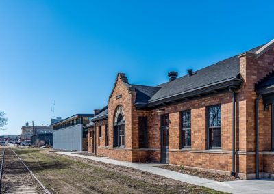 Des Moines Heritage Trust behind building view with railroad